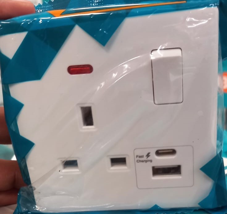 Single British Socket With Switch & USB A + USB C Piano series Loox (Fast Charge)
